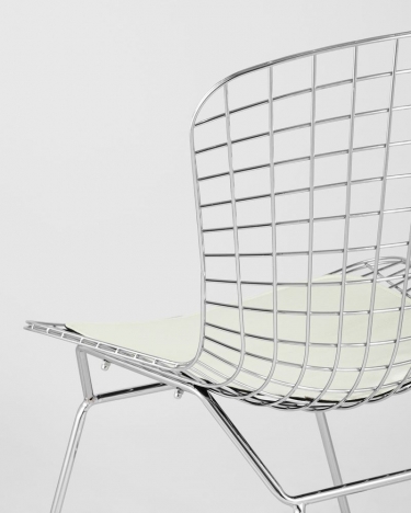Стул обеденный Bertoia с белой подушкой из экокожи