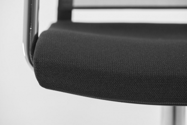 Конференц-кресло на опорах Magna E black mesh MH YI009